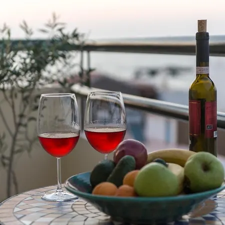 Enjoy Sunsets At Fully Equipped Seaside Lägenhet